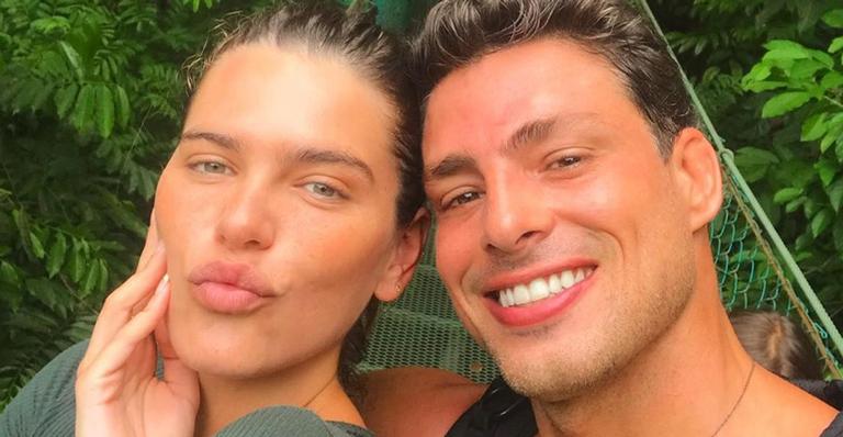 Sem camisa, Cauã Reymond faz passeio com Mariana Goldfarb em viagem paradisíaca