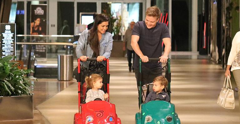 Thais Fersoza e Michel Teló curtem passeio com os filhos