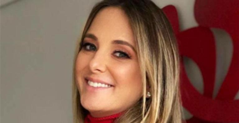 De cara lavada, Ticiane Pinheiro amamenta Manu só de roupão