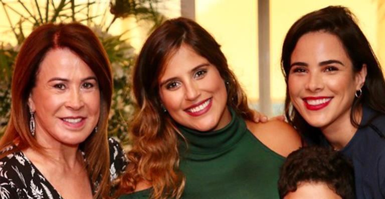 Camilla Camargo mostra a primeira foto com o filho no colo