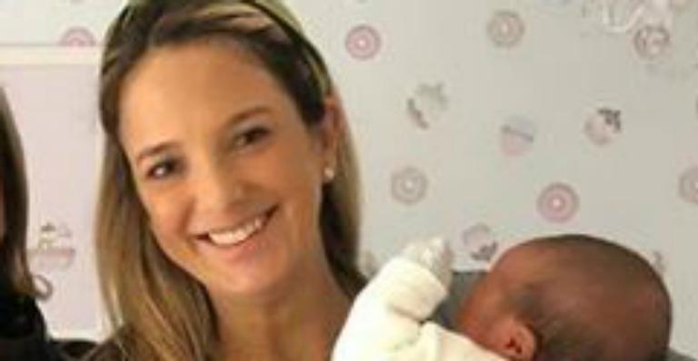 Tici Pinheiro reúne mãe e filha em clique e revela parte do rostinho da bebê