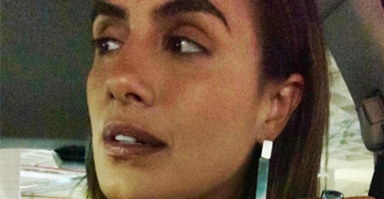 Ex-BBB Carol Peixinho esbanja corpão em top transparente e micro shorts