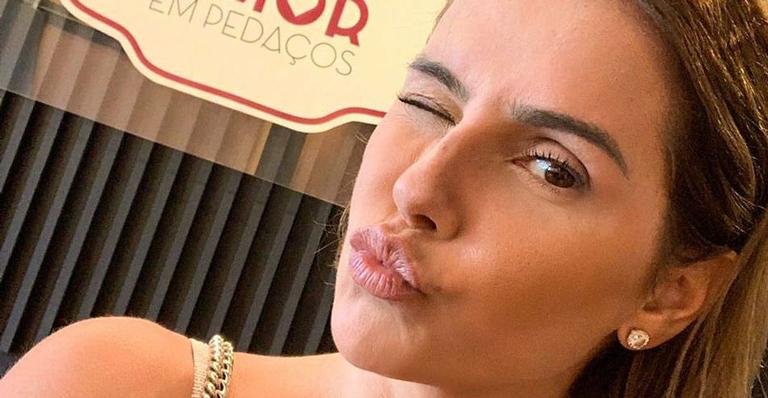 Deborah Secco surge bem animada em dia de treino na academia