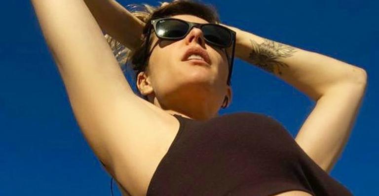 Grávida, Fernanda Lima posa de biquíni minúsculo e impressiona com barrigão