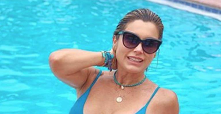 Aos 45 anos, Flávia Alessandra exibe barriga seca em foto na piscina