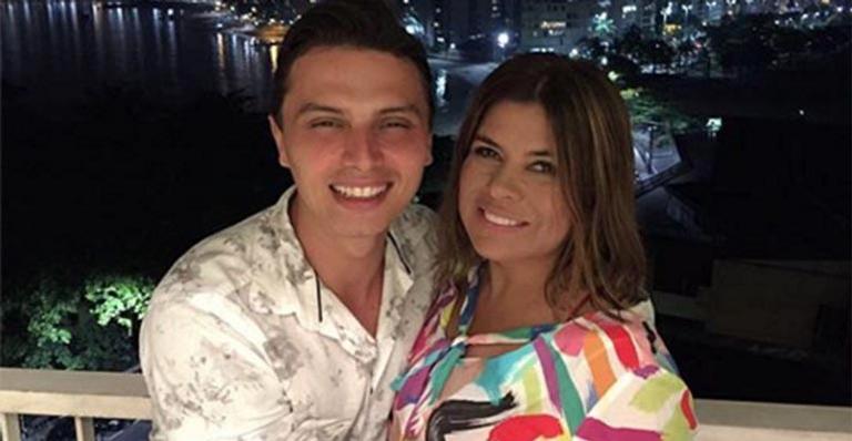 Noivo de Mara Maravilha surge sem camisa e ela fica com ciúmes