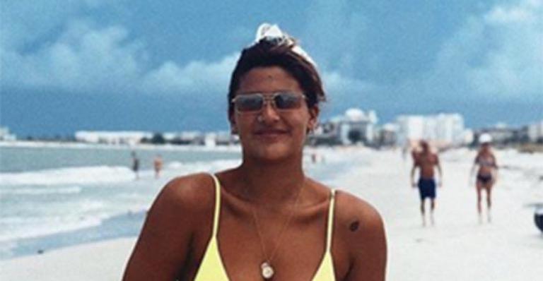 Filha de Flávia Alessandra surge bronzeadíssima em biquíni neon