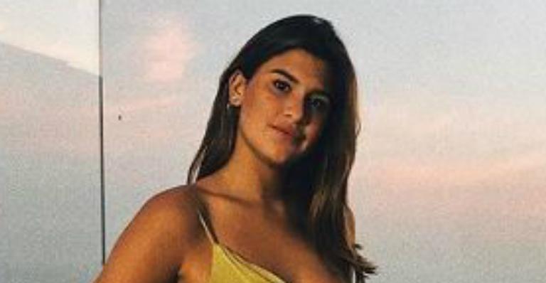Giulia Costa ostenta curvas naturais em vestido coladinho e surpreende fãs