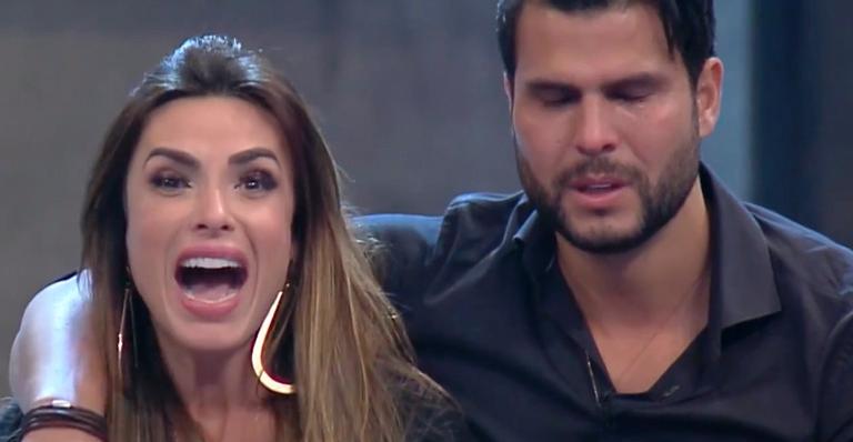 Nicole Bahls perde a cabeça, arma escândalo ao vivo e atira microfone em atração do ‘Power Couple Brasil’