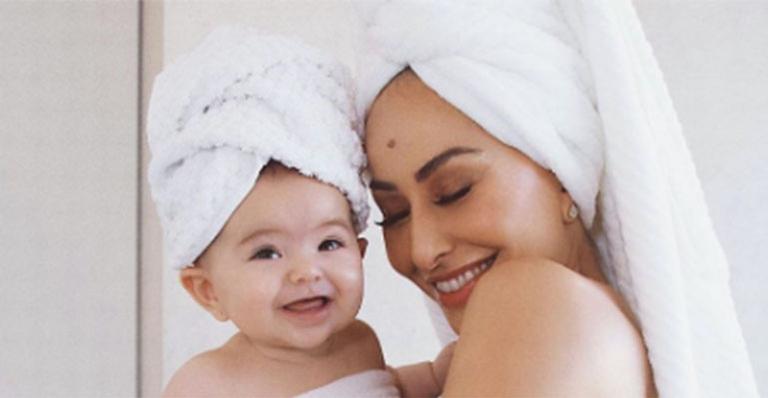 Sabrina Sato flagra Zoe brincando com cachorrinho e arranca suspiros na web