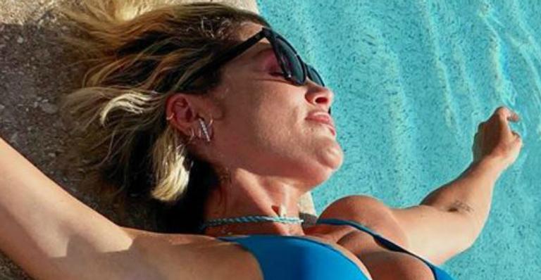 Flávia Alessandra aumenta temperatura de biquíni mínimo no auge dos 45 anos