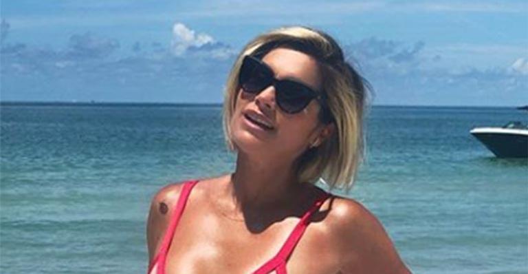 Flávia Alessandra ostenta biquíni cavado e com transparências