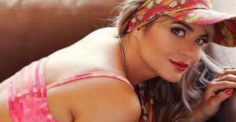 Geisy Arruda causa ao ocupar sofá com o bumbum incrível de lingerie mínima