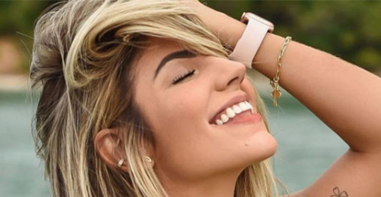 De biquíni mínimo, ex-BBB Hariany ostenta abdome trincado