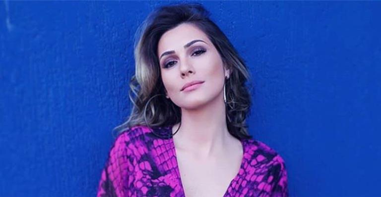 Lívia Andrade empina o bumbum ao usar biquíni fio dental