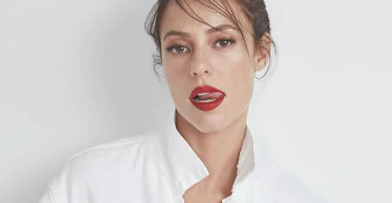 Paolla Oliveira sobe temperatura ao posar só de camisa e quase mostra demais