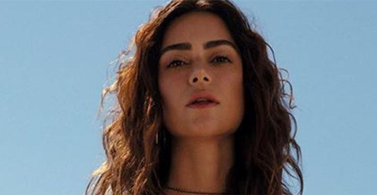 Thaila Ayala exibe curvas impecáveis em clique no mar