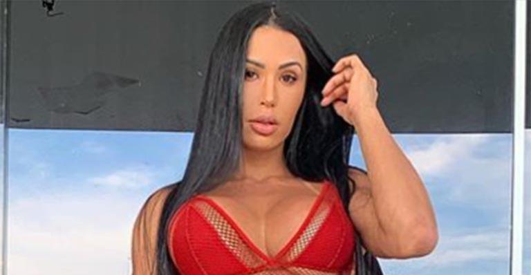 Gracyanne Barbosa quase mostra demais ao abrir o zíper de micro shorts