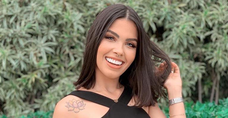 Bailarina demitida do Faustão se declara para a esposa na web