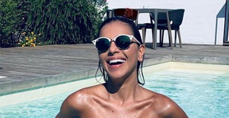 De topless, Mariana Rios surpreende ao esconder os seios apenas com flores
