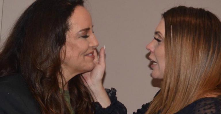 Solteira, Simony troca carinhos com Ana Carolina após show: ”Beijo mesmo”