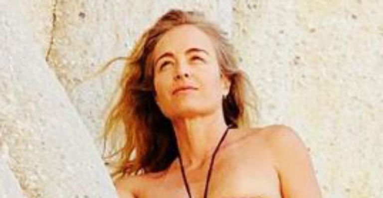 Aos 45 anos, Angélica aposta em biquíni dourado e surpreende fãs com barriga chapada
