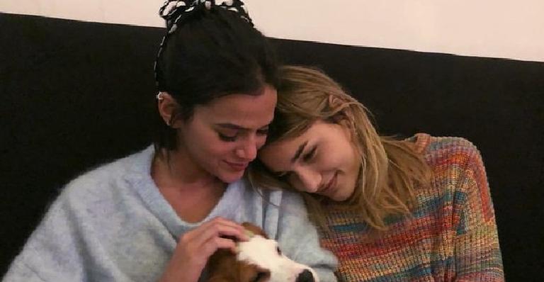 Bruna Marquezine posa usando camiseta com foto de Sasha Meneghel