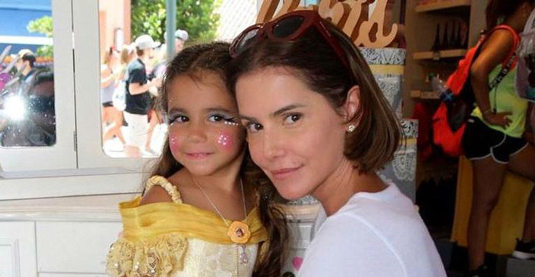 Deborah Secco não se aguenta com a fofura da filha, Maria Flor: “Posso com isso?”
