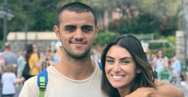 Grávida do terceiro filho, esposa de Felipe Simas divide clique coladinha nos herdeiros e beleza impressiona