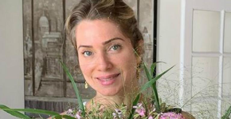 Letícia Spiller divide raro registro com namorado bonitão em passeio a dois