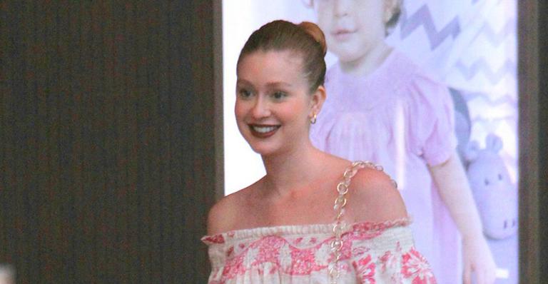 Ruivíssima, Marina Ruy Barbosa faz compras com os pais em shopping