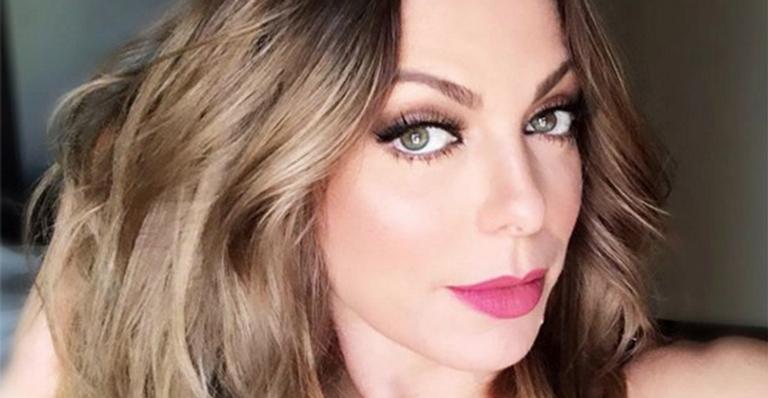 Sheila Mello aparece com os pés machucados e choca os fãs