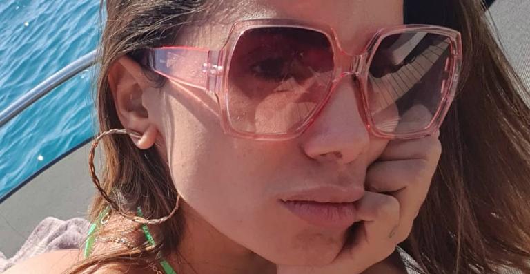 Anitta aumenta temperatura e renova bronzeado de biquíni mínimo em Ibiza