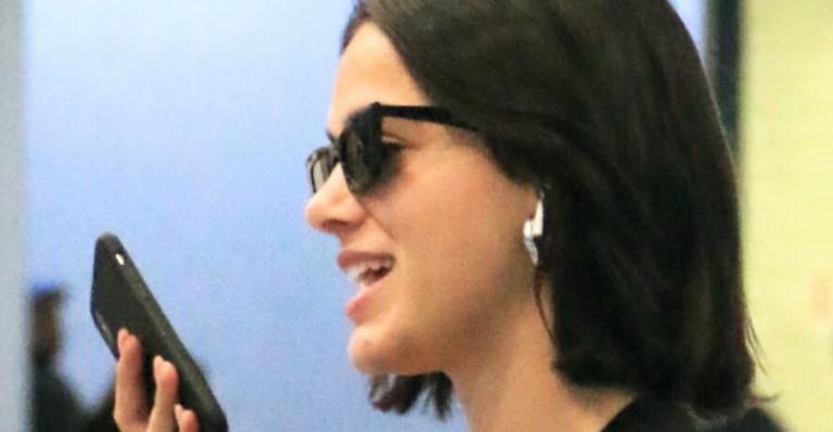 Discreta, Bruna Marquezine atende fãs em aeroporto no Rio de Janeiro