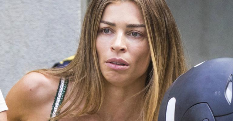 ‘Bom Sucesso’: Desenganada, Paloma enche a cara, destrói loja e liga para o ex