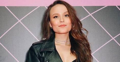 Larissa Manoela compartilha foto da infância e é comparada a uma calopsita por Scheila Carvalho