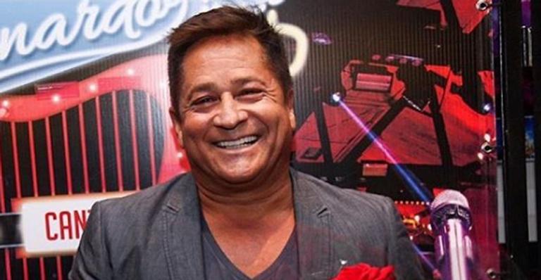 Leonardo ganha beijo duplo das ‘noras’ em foto e fãs brincam: ”Quando eu tiver um sogro vai ser assim”