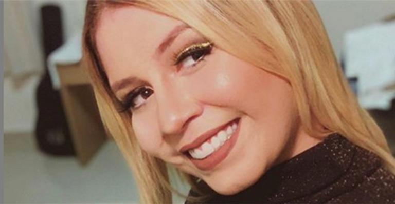Marília Mendonça aparece com o cabelo mais curto ao retirar o aplique