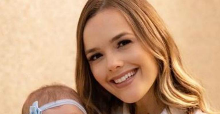 Thaeme mostra look fofo de batismo da filha, Liz: ”Coisa mais linda”