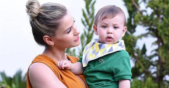 Andressa Suita ensina filho caçula a falar ‘mamãe’ e se derrete: “Muito bem”