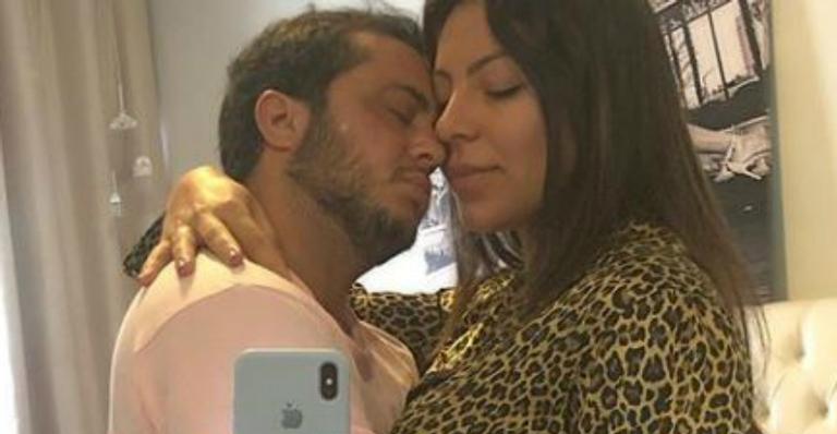 Esposa de Thammy Miranda levanta o pijama e mostra barriguinha real de quatro meses