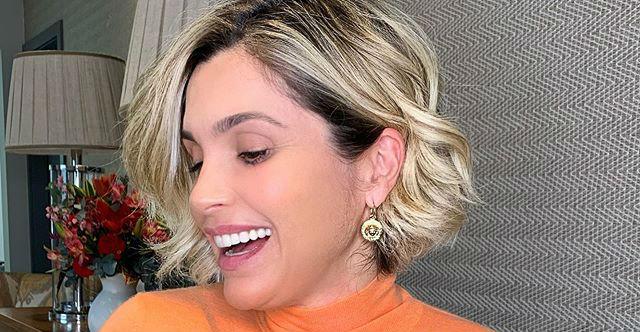 Flávia Alessandra posa de maiô com vista paradisíaca e encanta seguidores