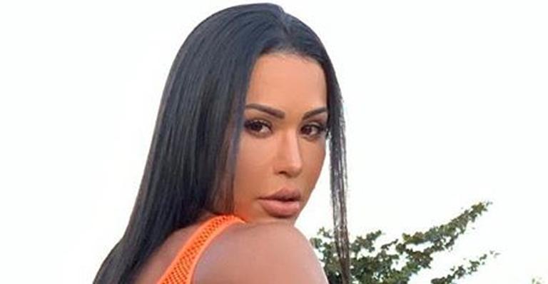 Gracyanne Barbosa empina o bumbum e puxa a saia para mostrar marquinhas indiscretas