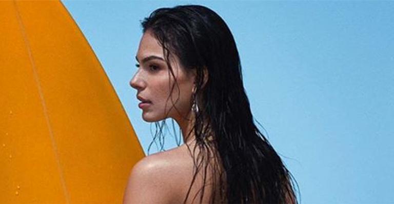 De topless, Isis Valverde empina o bumbum com calcinha mínima