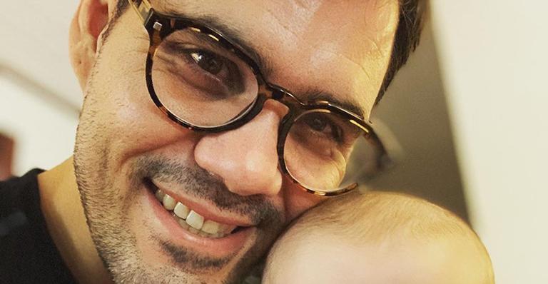 Fofura! Juliano Cazarré posa ao lado do filho e impressiona fãs: ”A cara do pai”
