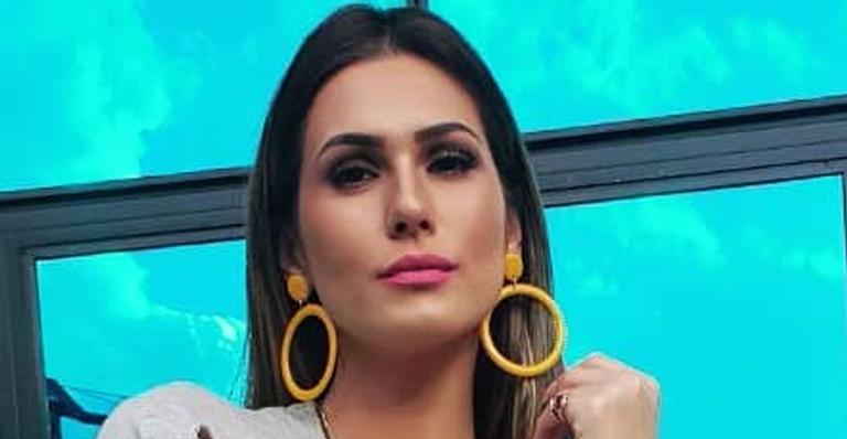 Lívia Andrade faz carão e causa comoção ao surgir só de moletom e meia arrastão
