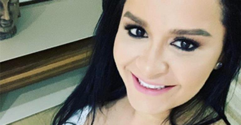 Maraísa surge de sutiã e mostra barriga seca em selfie ousada