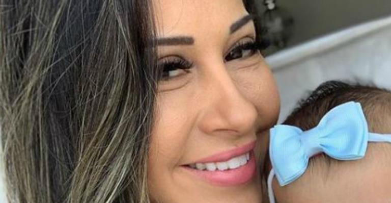 Mayra Cardi dá banho em Sophia na pia de seu banheiro e fofura encanta internautas