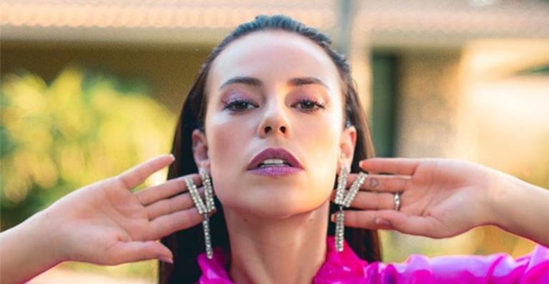 Paolla Oliveira é pressionada a entregar segredo de ‘A Dona do Pedaço’