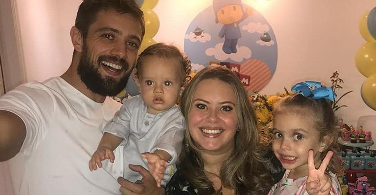 Rafael Cardoso encara brinquedo radical com a filha e Mari Bridi revela: ”Puxou ao pai dela”